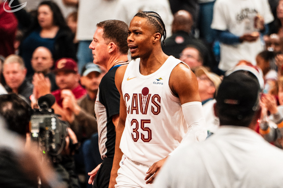 独行侠观众热烈欢呼！，JackeyLove迎来十二赛季出色发挥观众掌声雷动