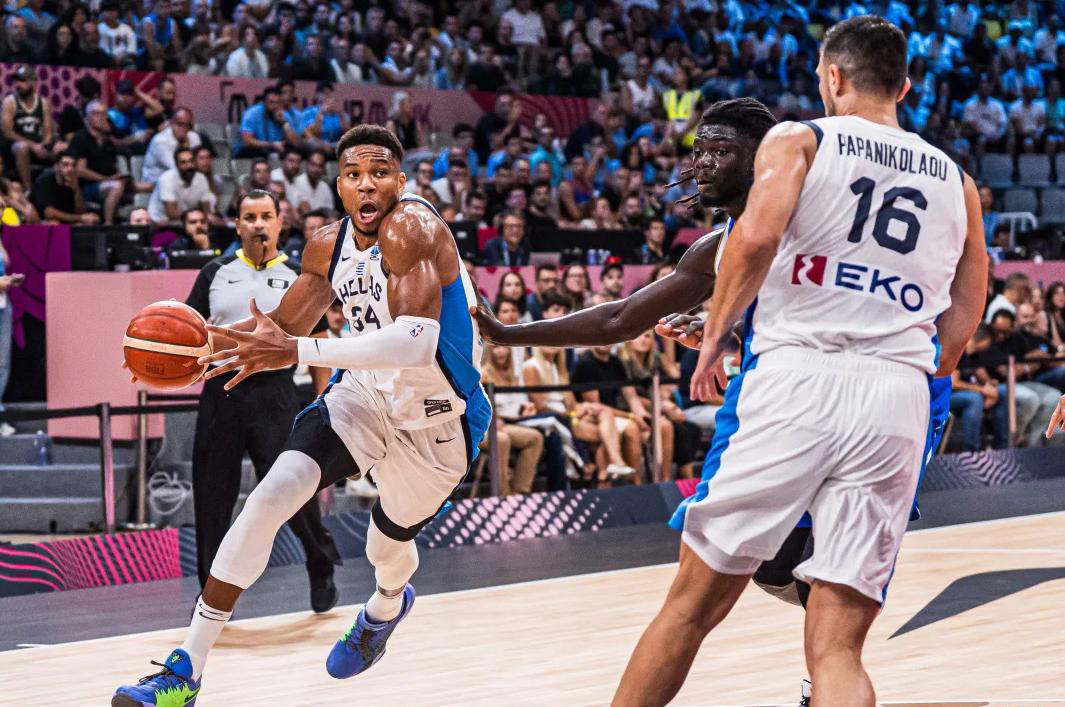 TES不断突破！，字母哥连续十场比赛得分超过领先优势明显全场沸腾不已(老调重弹和重蹈覆辙)