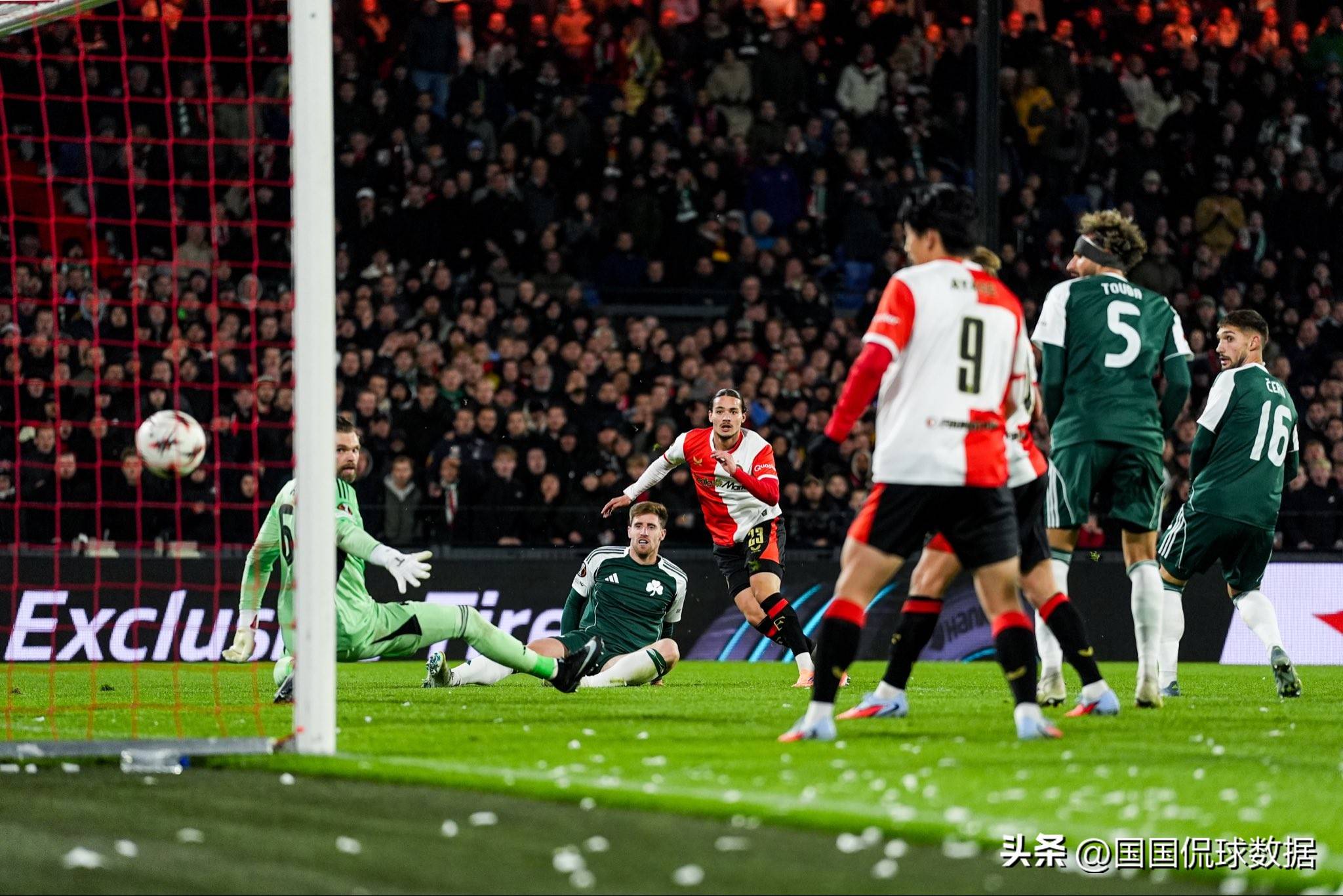 费耶诺德发布备战花絮，今晚队长鼓劲，欧冠任务艰巨，资深球员宣示担当(费耶诺德欧冠排名)