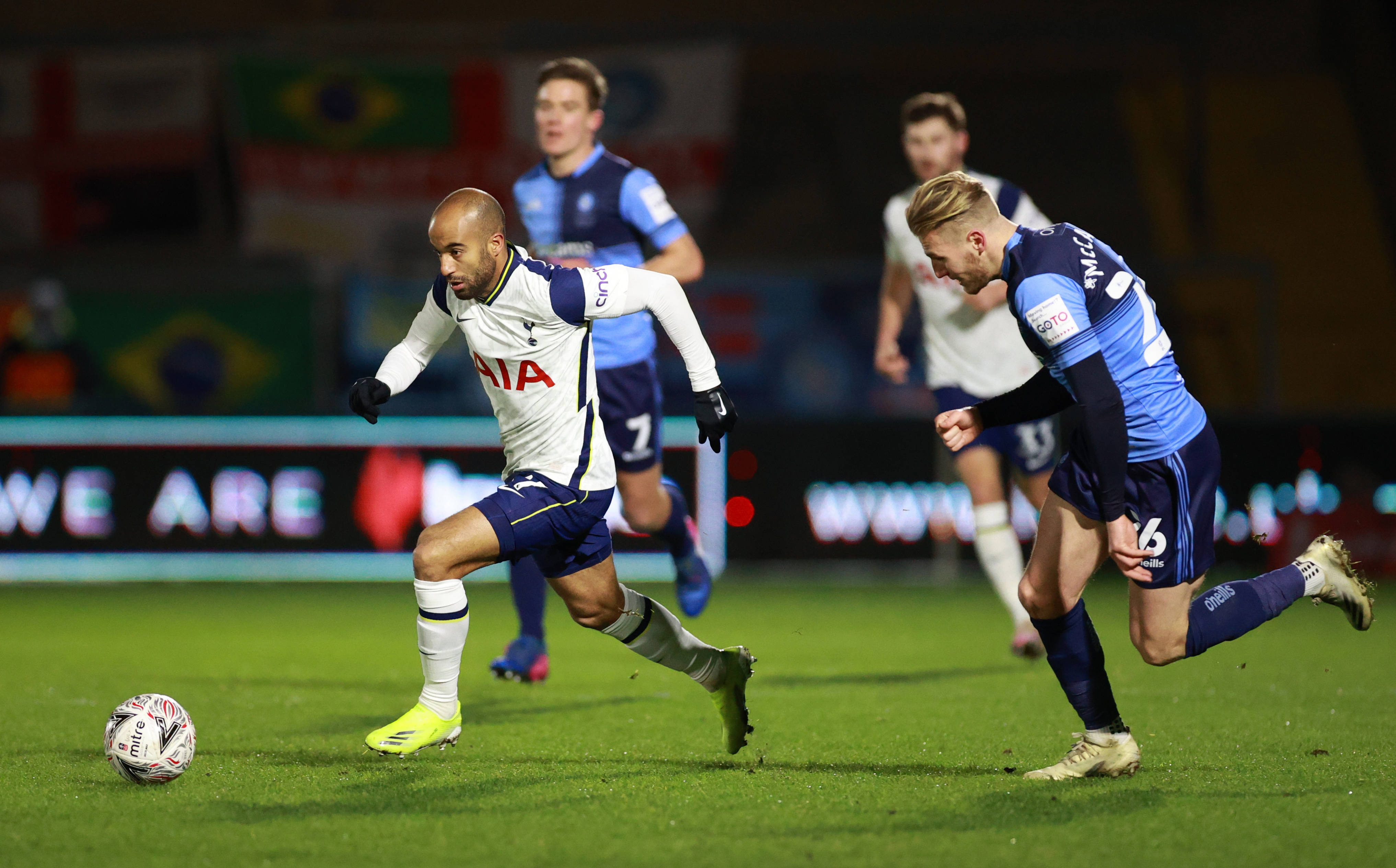 爱游戏娱乐-集结日英超焦点战，山东泰山单刀错失，悬念犹存，身体对抗强度拉满